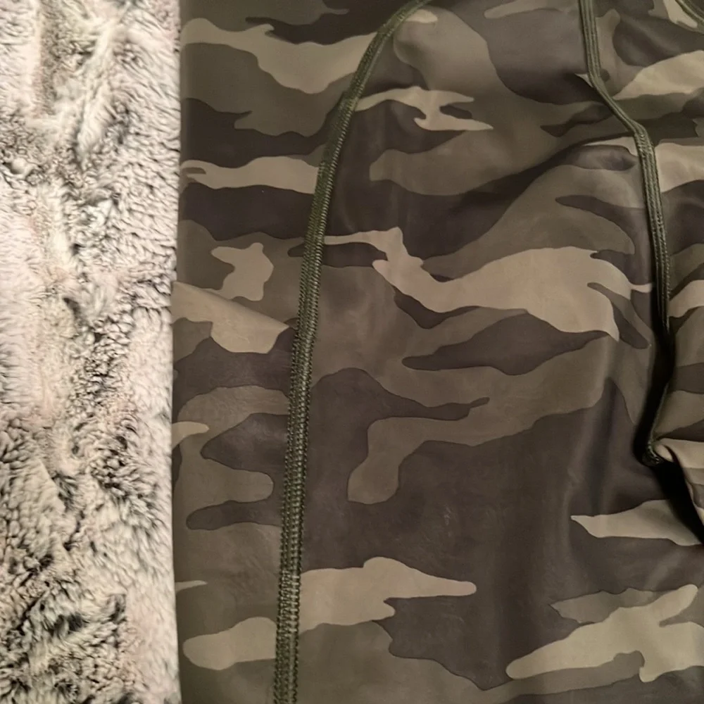 Athleta 7/8 ultimate camo tight - Picture 6 of 6